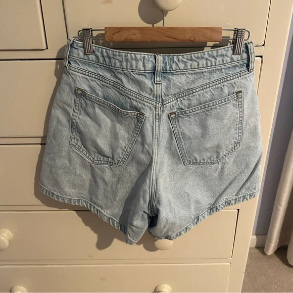 Abercrombie & Fitch Curve Love High Rise
Loose Shorts Light Wash - Picture 4 of 5